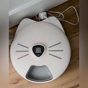 Smart White Automatic Cat Feeder with Digital Timer
